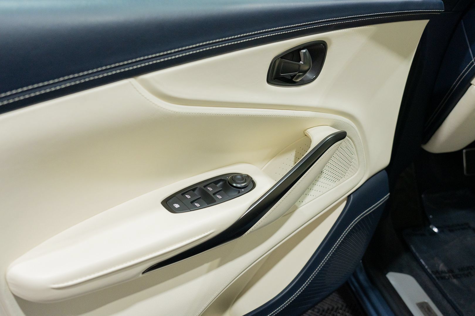 Used 2021 Aston Martin DBX AWD/4WD image 18