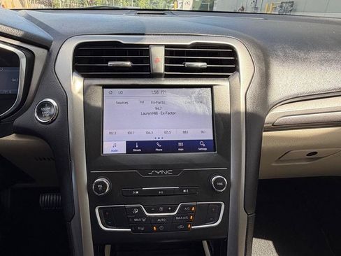 Used 2020 Ford Fusion SE FWD image 27