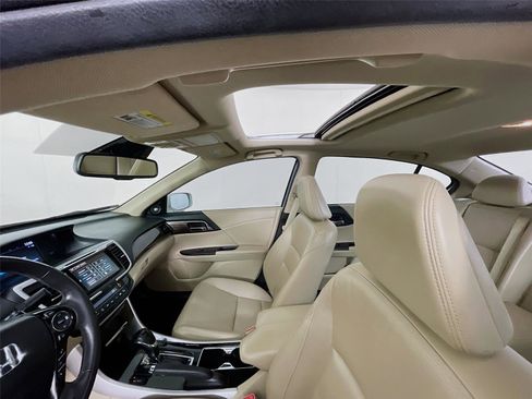 Used 2016 Honda Accord Touring image 12