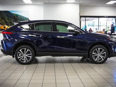 Used 2022 Toyota Venza LE AWD/4WD image 5