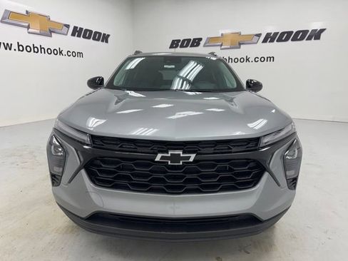 New 2026 Chevrolet Trax LT w/ Midnight Edition FWD image 2