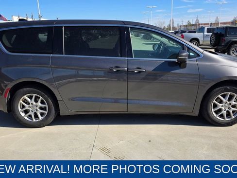 Used 2023 Chrysler Pacifica Touring-L image 6