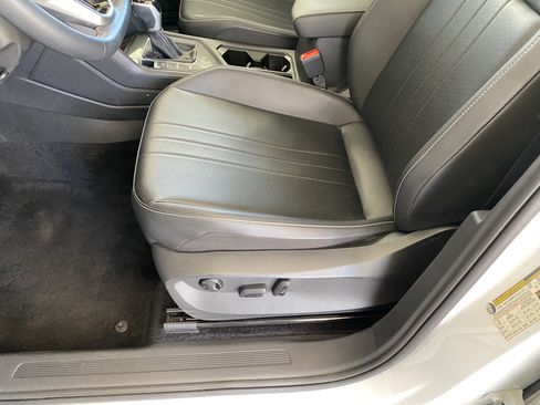 Used 2023 Volkswagen Tiguan SE w/ Panoramic Sunroof Package FWD image 27
