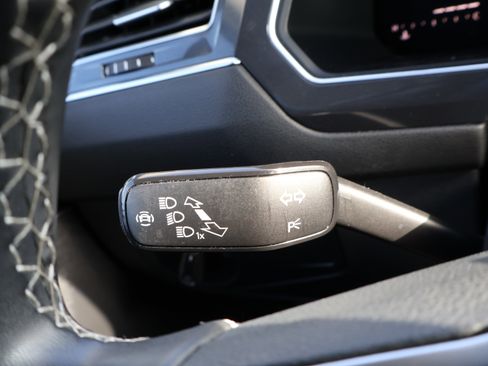 Used 2022 Volkswagen Tiguan SE w/ Panoramic Sunroof Package image 36