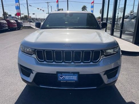 Used 2025 Jeep Grand Cherokee Laredo RWD image 2