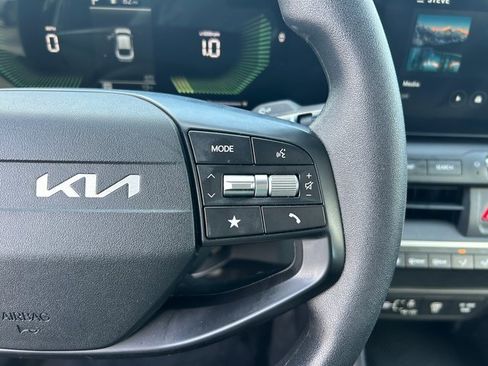 Used 2025 Kia K4 LX image 17