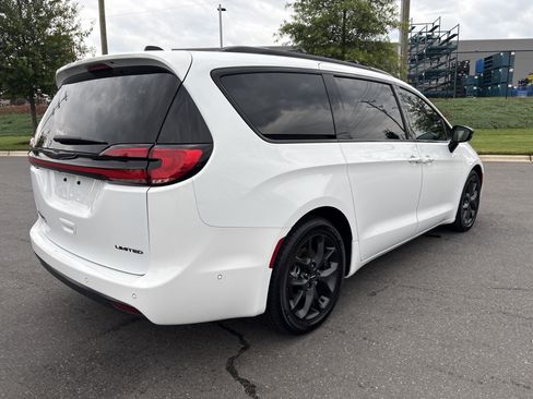 Used 2023 Chrysler Pacifica Limited w/ Uconnect Theater Family Group FWD image 9