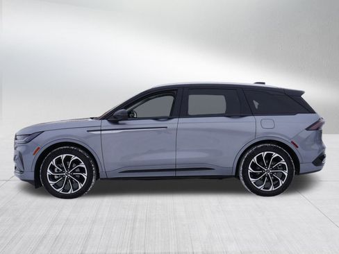 Used 2025 Lincoln Nautilus Reserve image 4