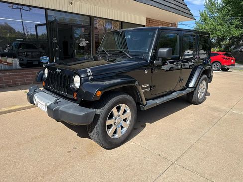 Used 2013 Jeep Wrangler Unlimited Sahara AWD/4WD image 2