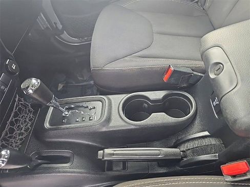 Used 2015 Jeep Wrangler Rubicon w/ Power Convenience Group image 12