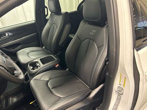 New 2026 Chrysler Pacifica Select image 8