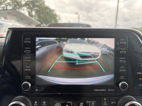 Used 2022 Toyota Highlander LE AWD/4WD image 29