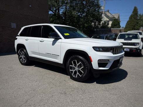 Used 2023 Jeep Grand Cherokee Limited AWD/4WD image 3