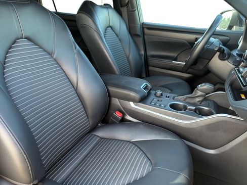 Used 2025 Toyota Highlander XSE AWD/4WD image 31