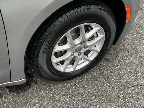 Used 2021 Chrysler Voyager Lxi image 12