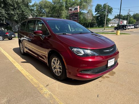 Used 2023 Chrysler Voyager LX FWD image 3