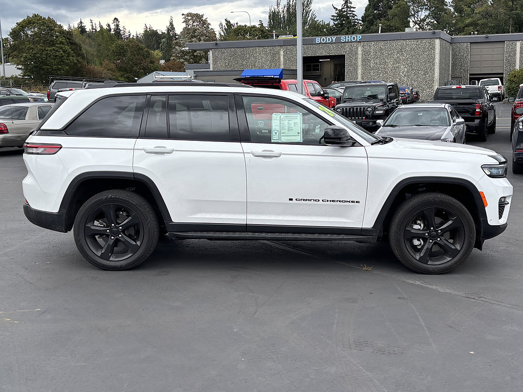 Used 2024 Jeep Grand Cherokee Limited w/ Luxury Tech Group II AWD/4WD image 4