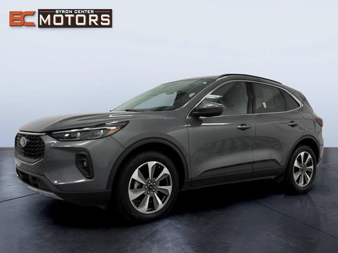 Used 2025 Ford Escape Platinum AWD/4WD image 2