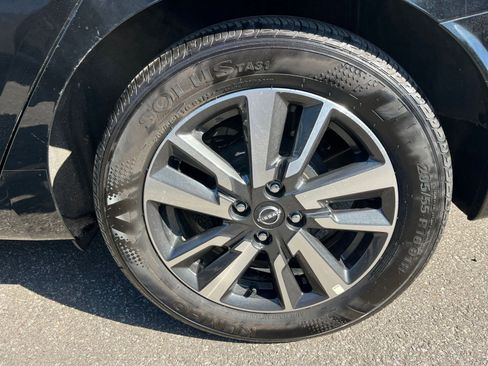 Used 2025 Nissan Versa SV image 29