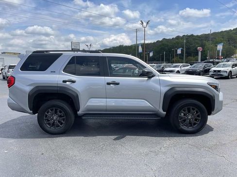 Used 2025 Toyota 4Runner SR5 AWD/4WD image 9