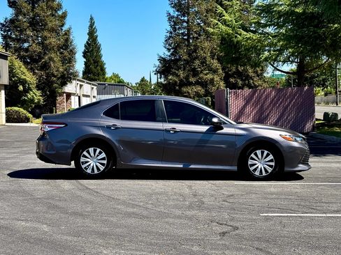 Used 2018 Toyota Camry LE FWD image 2