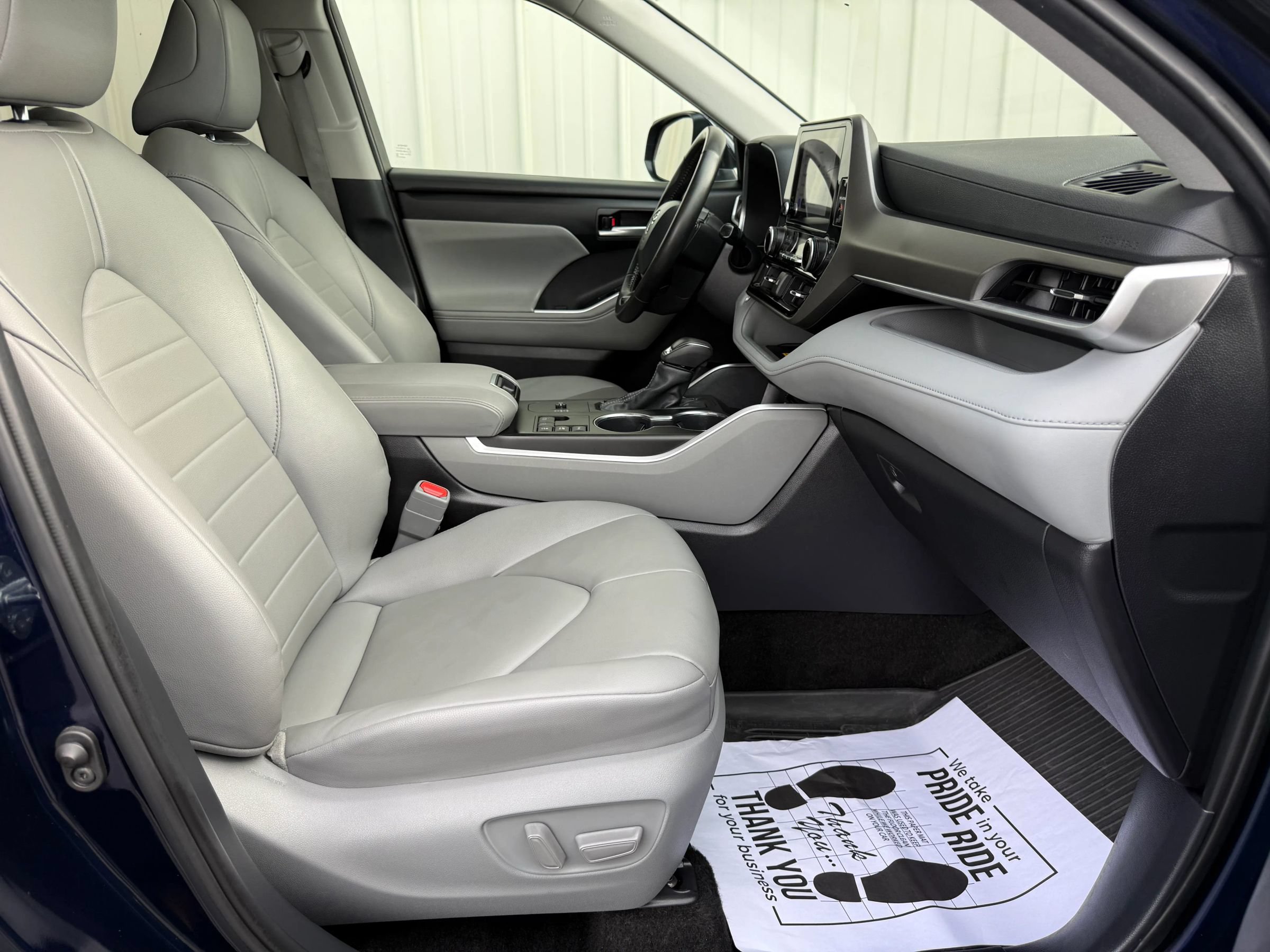 Used 2025 Toyota Highlander XLE AWD/4WD image 34