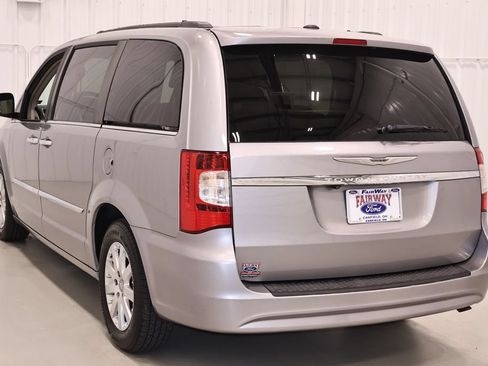 Used 2016 Chrysler Town & Country Touring w/ Driver Convenience Group FWD image 7