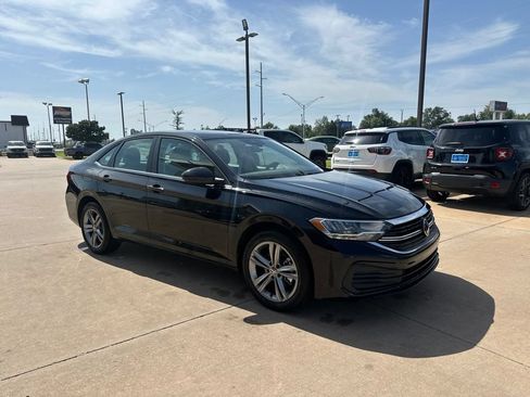 Used 2024 Volkswagen Jetta SE w/ Panoramic Sunroof Package FWD image 3