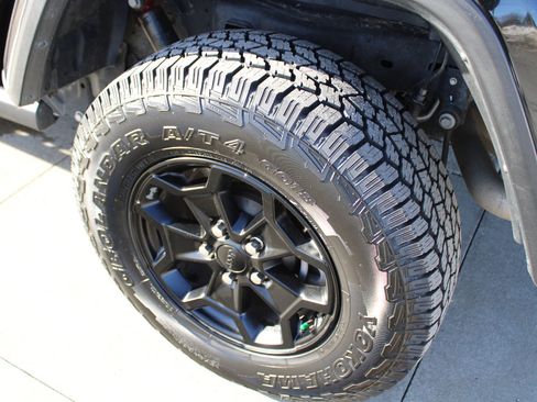 Certified 2022 Jeep Gladiator Willys image 32