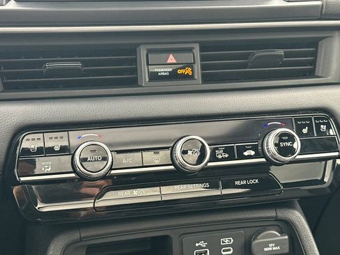 Used 2025 Honda Pilot Black Edition image 23