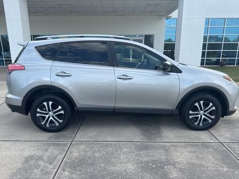 Used 2018 Toyota RAV4 LE FWD image 8