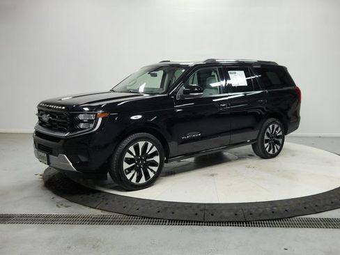 Used 2025 Ford Expedition Platinum w/ Driver's Package AWD/4WD image 4