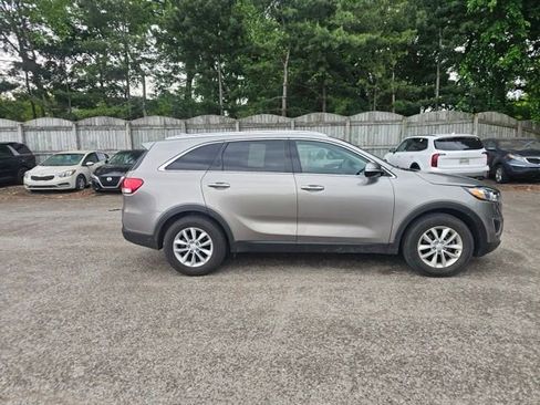 Used 2018 Kia Sorento FWD image 8