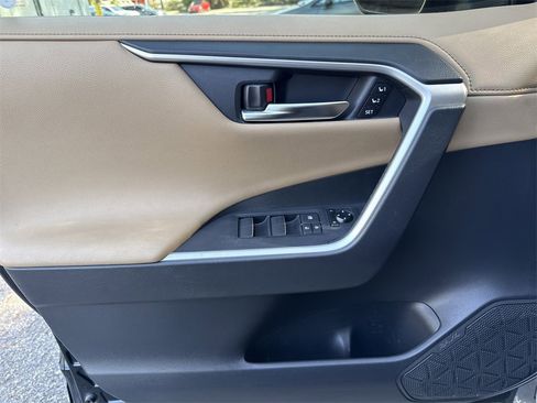 Used 2019 Toyota RAV4 Limited image 19