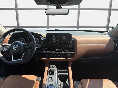 Used 2025 Nissan Pathfinder Platinum w/ Black Appearance Package AWD/4WD image 17