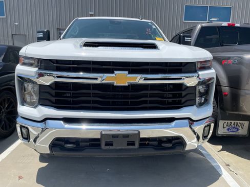 Used 2025 Chevrolet Silverado 2500 LT w/ Convenience Package AWD/4WD image 2