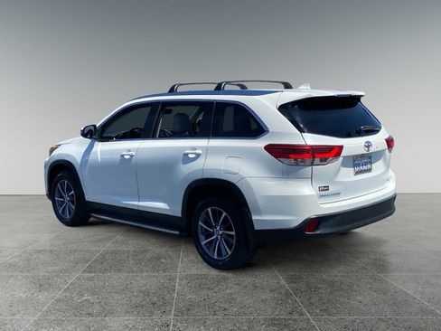 Used 2019 Toyota Highlander XLE FWD image 3