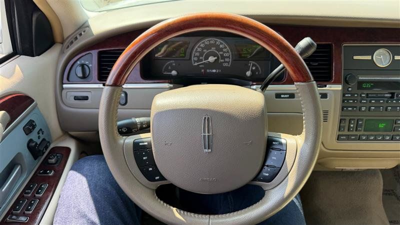 Used 2005 Lincoln Town Car Signature Limited RWD image 29