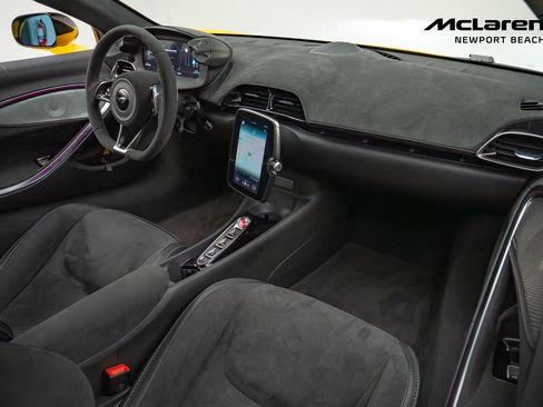 Used 2024 McLaren Artura RWD image 9