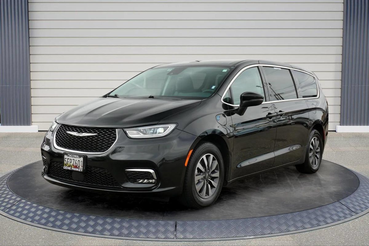 Used 2023 Chrysler Pacifica Touring-L FWD image 3