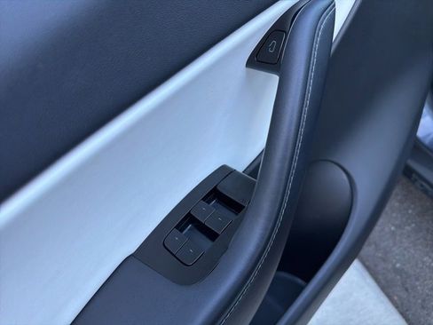 Used 2020 Tesla Model Y Long Range image 22