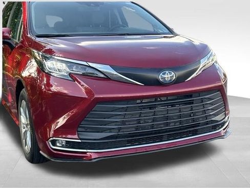 Used 2022 Toyota Sienna XLE w/ XLE Plus Package AWD/4WD image 9