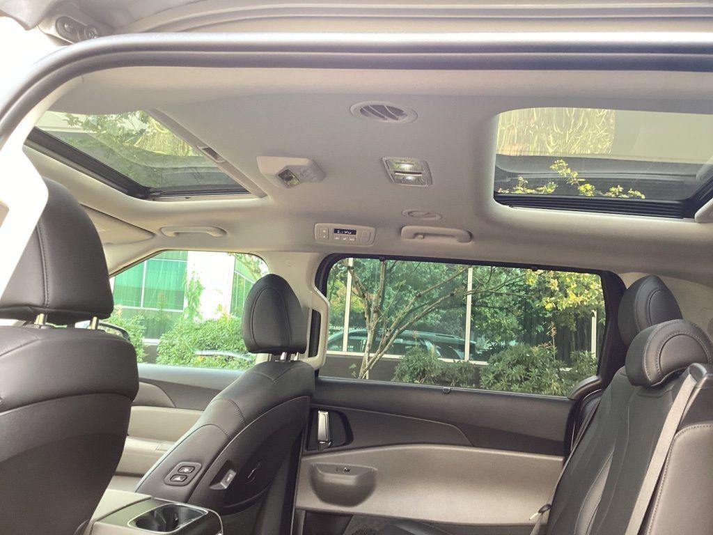Used 2025 Kia Carnival SX FWD image 4