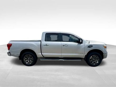 Used 2017 Nissan Titan SV image 8
