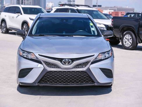 Used 2018 Toyota Camry SE w/ Moonroof Package FWD image 2