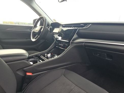 Used 2023 Jeep Grand Cherokee Laredo w/ Luxury Tech Group I image 21