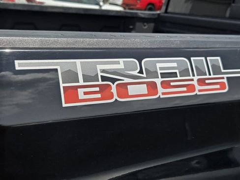 Used 2022 Chevrolet Silverado 1500 LT Trail Boss w/ LT Trail Boss Premium Package AWD/4WD image 6
