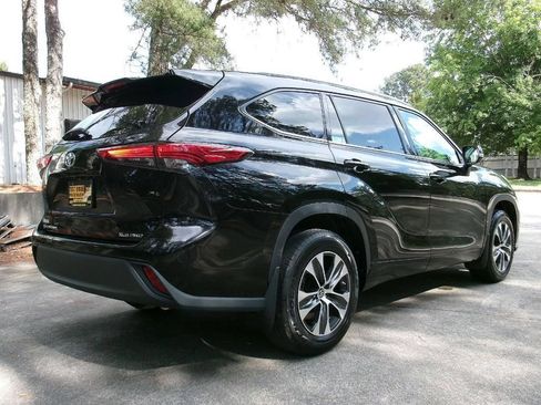 Used 2021 Toyota Highlander XLE AWD/4WD image 4