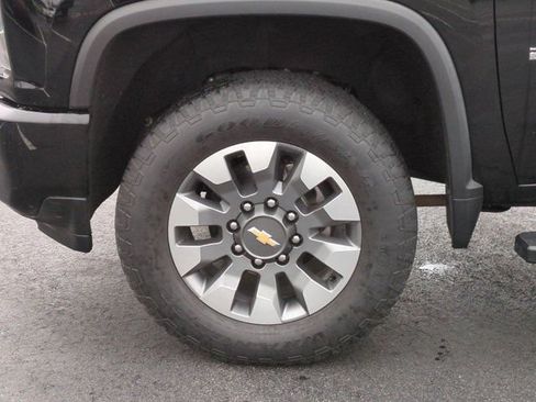 Used 2022 Chevrolet Silverado 2500 Custom w/ Custom Value Package AWD/4WD image 7