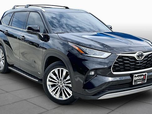 Used 2025 Toyota Highlander Platinum AWD/4WD image 3